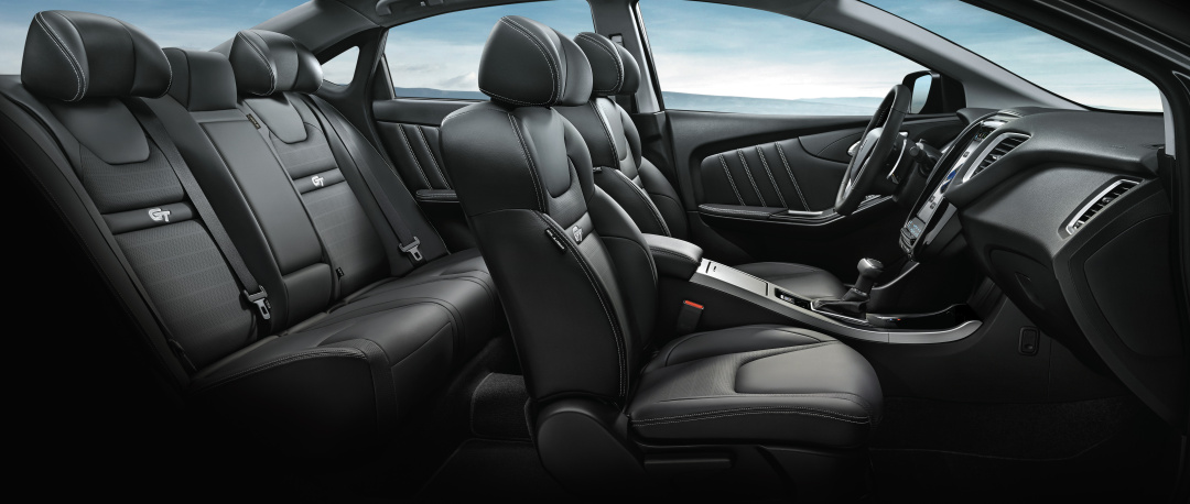 SMALL_2. 超跑之父水野和敏將配備進化延伸至副駕駛座，為S5 GT全新打造專為女性身形設計－「副駕駛座-女王級座椅」，享受公主抱的寵愛，提供長程乘坐的舒適。
